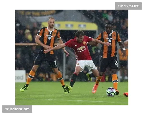 特写：弗罗西诺内门将扑点后，看台上小球迷激动落泪的画面